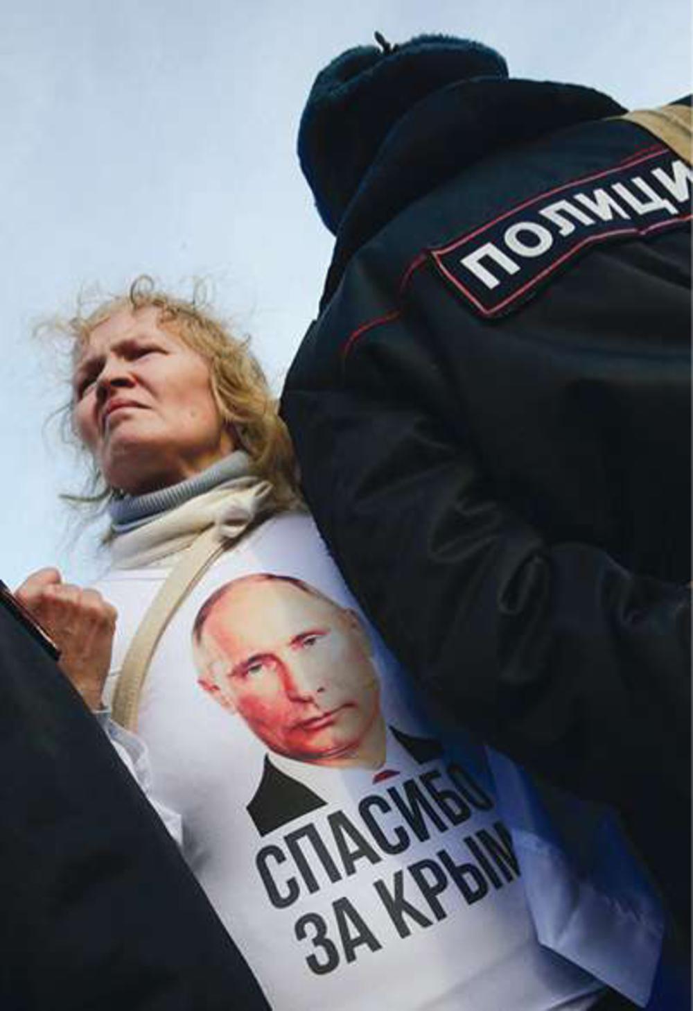 Moskou, 18 maart 2015. Op de eerste verjaardag van de annexatie van de Krim demonstreert een vrouw haar steun aan Poetin. Op haar t-shirt staat de slogan 