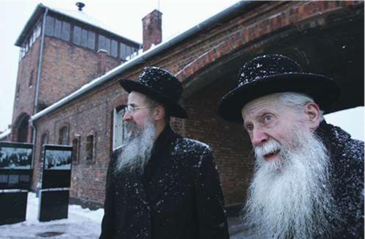Auschwitz, 25 januari 2005: twee Belgische orthodoxe Joden in Auschwitz bij de herdenking van 60 jaar bevrijding van het Duitse vernietigingskamp in Polen.