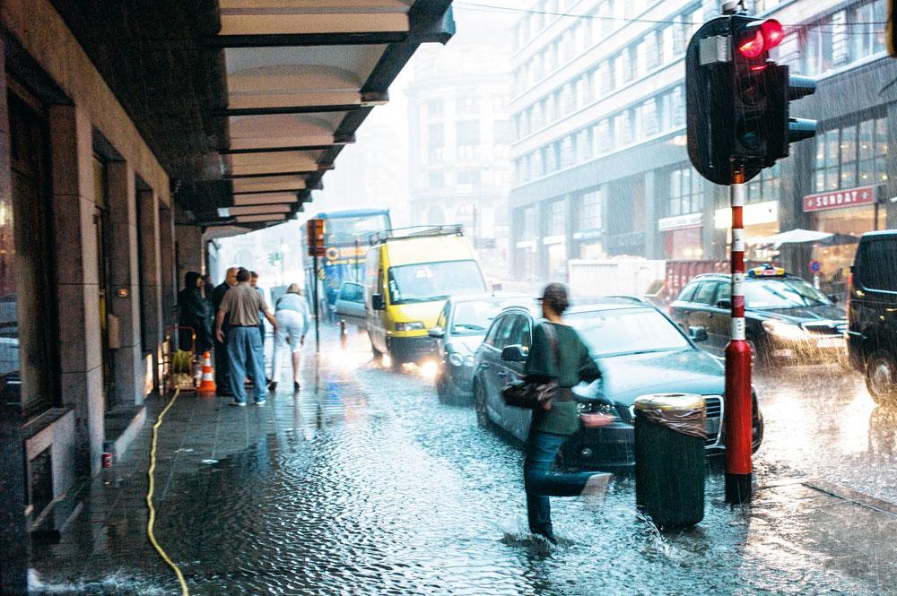 Extreem weer. 'Áls het regent, zal er door de klimaatverandering veel meer water uit de lucht vallen.'