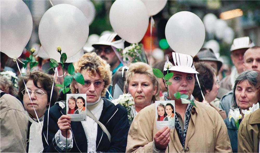 Deelnemers aan de Witte Mars in 1996 eren massaal de slachtoffers van Dutroux. De mars is een herdenking van de vermoorde kinderen en een aanklacht tegen de Belgische justitie.