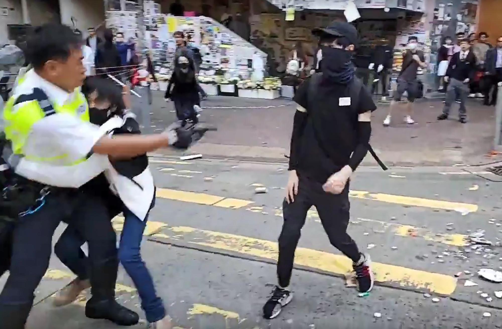 Politieman schiet actievoerder in de borst tijdens pro-democratieprotesten in het Sai Wan Ho district in Hongkong.