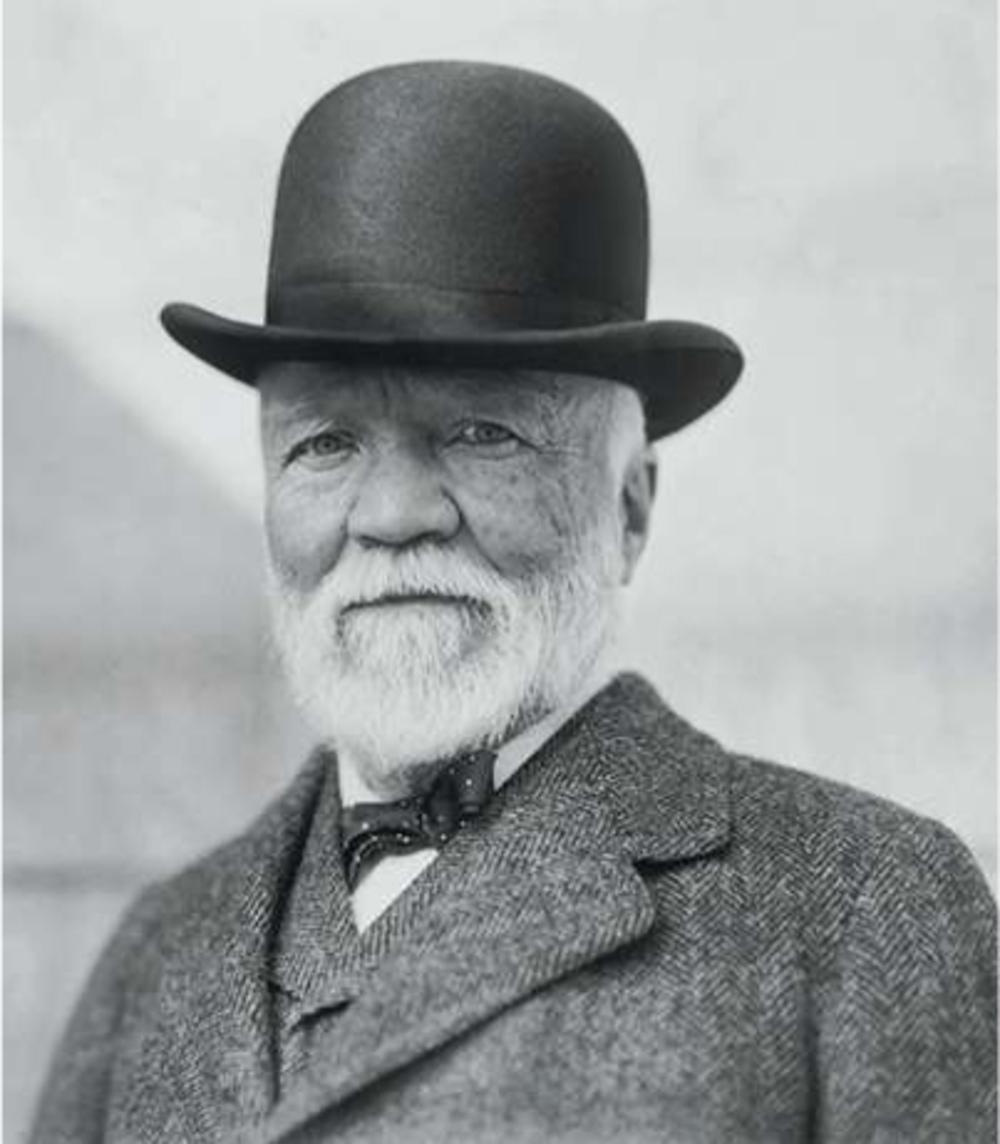 Amerikaans staalgigant Andrew Carnegie, hypomanische uitbuiter én filantroop, keert in oktober 1913 terug van zijn jaarlijkse bezoek aan Europa.
