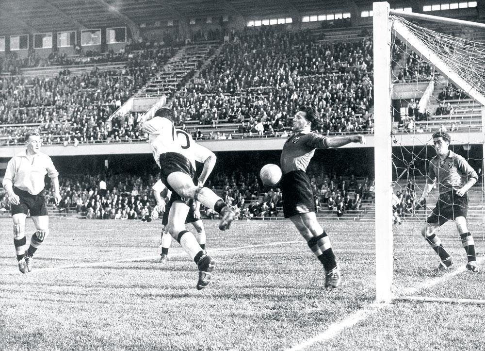 WK Zwitserland 1954 Linksachter Fons Van Brandt hield de Engelse legende Stanley Matthews uit de wedstrijd.