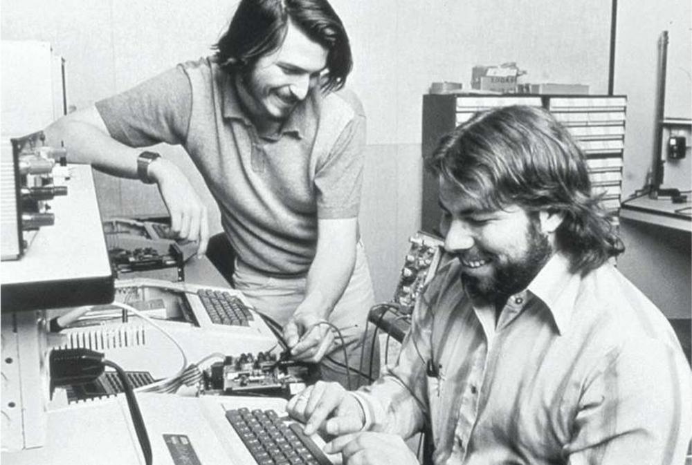 Steve Jobs (links), een hypomanische combinatie van genie en bullebak, heeft de zakelijke Steve Wozniak (rechts) als klankbord.