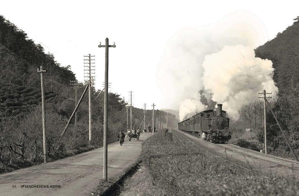 Het tempo van de mechanisatie was adembenemend. In 1872 reed er al een trein in Japan. Foto begin 20ste eeuw gemaakt door Waldemar Abegg.
