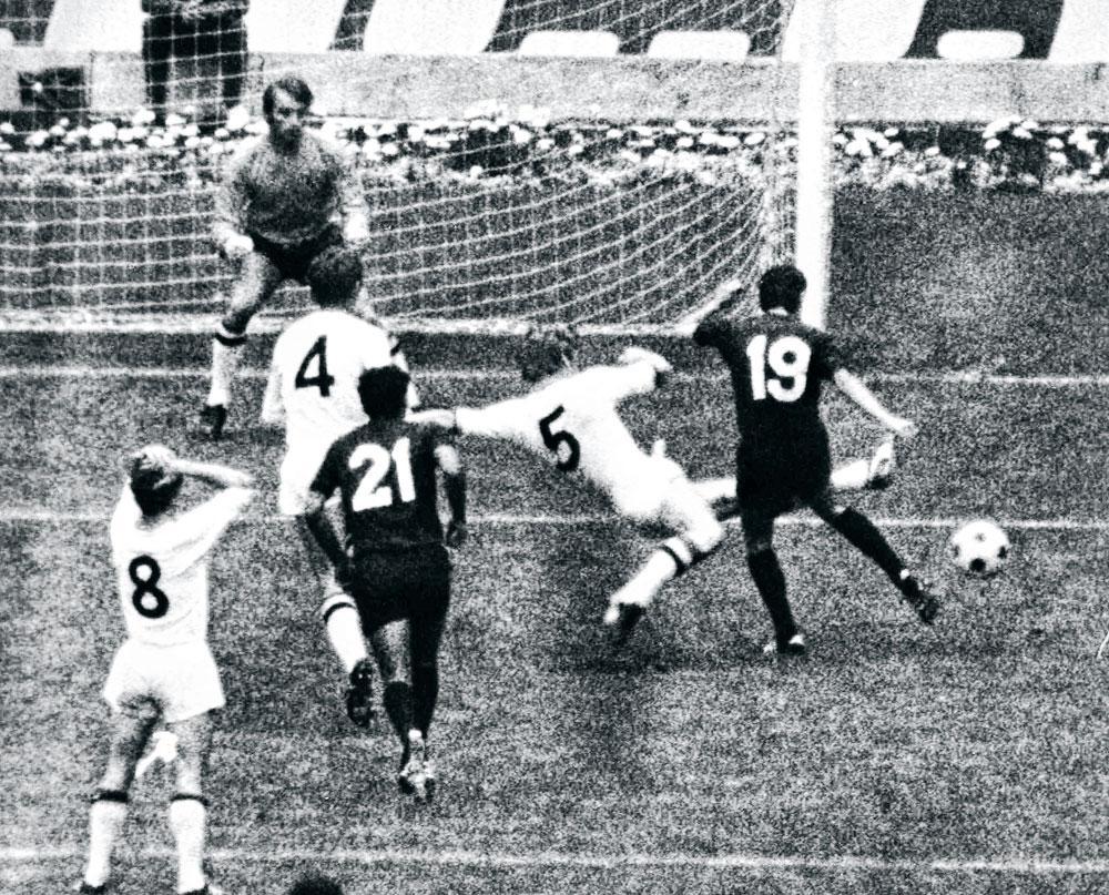 WK Mexico 1970 Tegen Mexico voerde Léon Jeck in het strafschopgebied een gewaagde tackle uit. België verloor met 1-0.