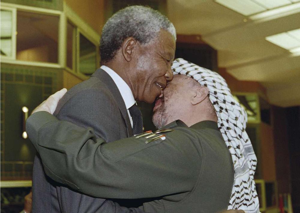ANC-president Nelson Mandela kust PLO-leider Yasser Arafat op de top van de Organisatie van Afrikaanse Eenheid in Dakar 1992. Terroristen volgens de enen, vrijheidsstrijders volgens de anderen.