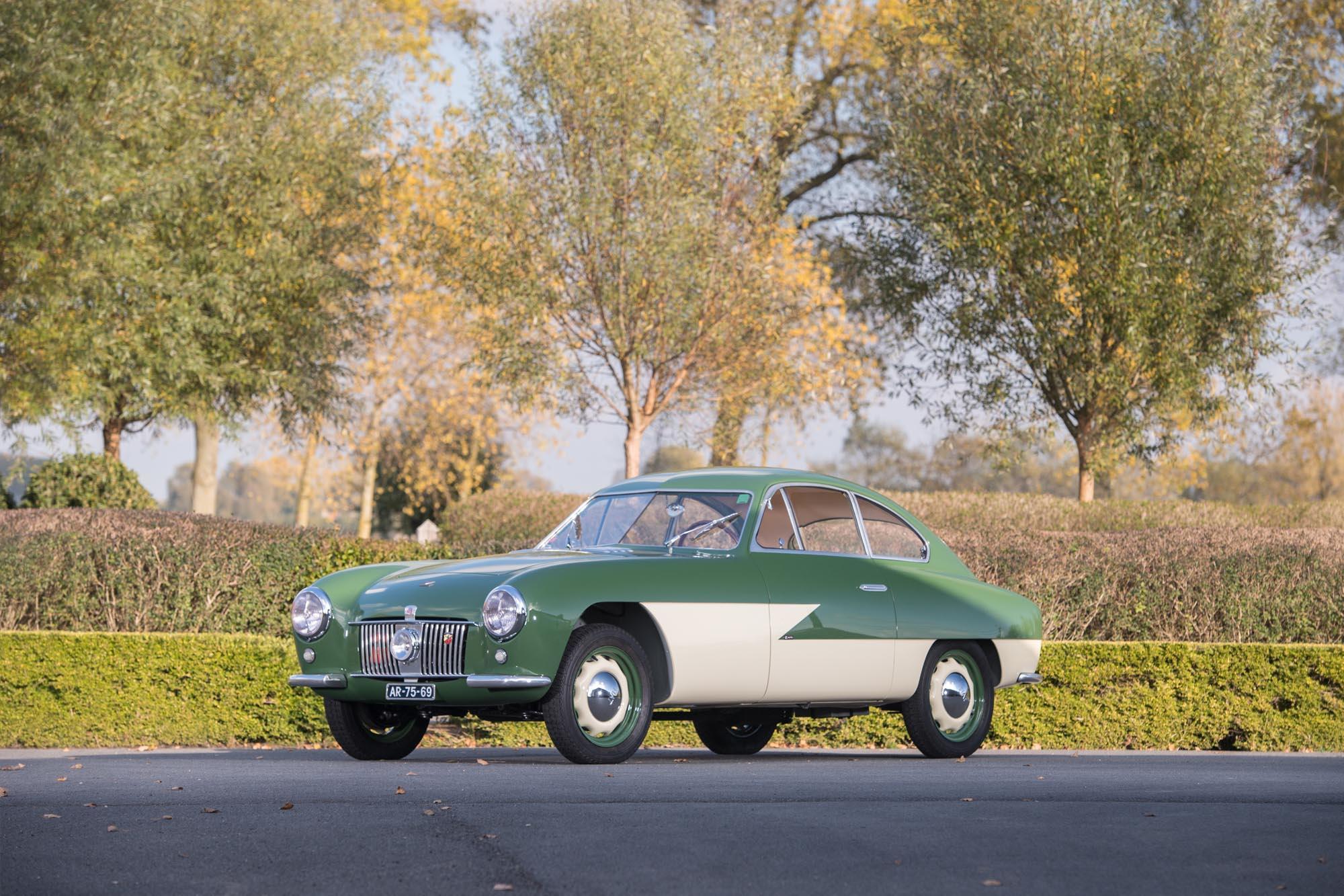 Dit model maakte zijn debuut op het Autosalon van Turijn van 1954.