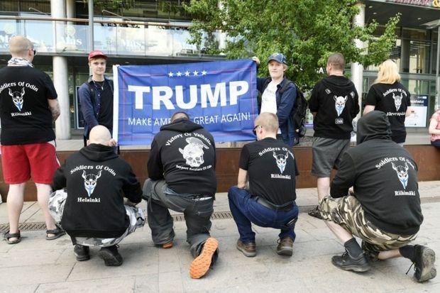 Aanhangers van de extreemrechtse groepering Soldiers of Odin brengen hulde aan VS-president Donald Trump in het Finse Helsinki, 15 juli 2018 