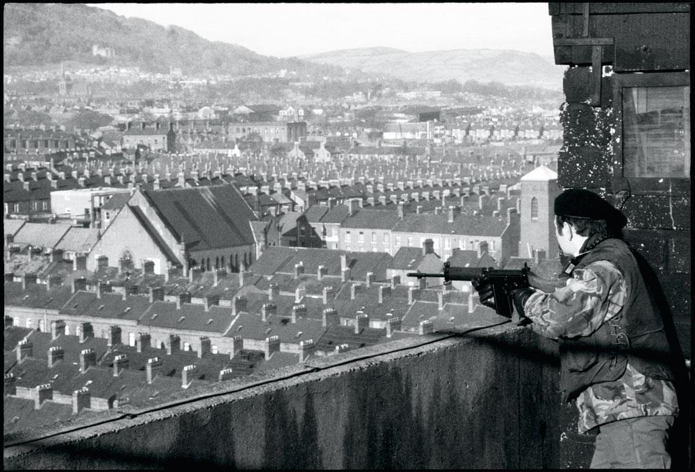 Belfast, 1978. Een Britse soldaat houdt vanuit een uitkijkpost de katholieke wijk New Lodge in het oog.
