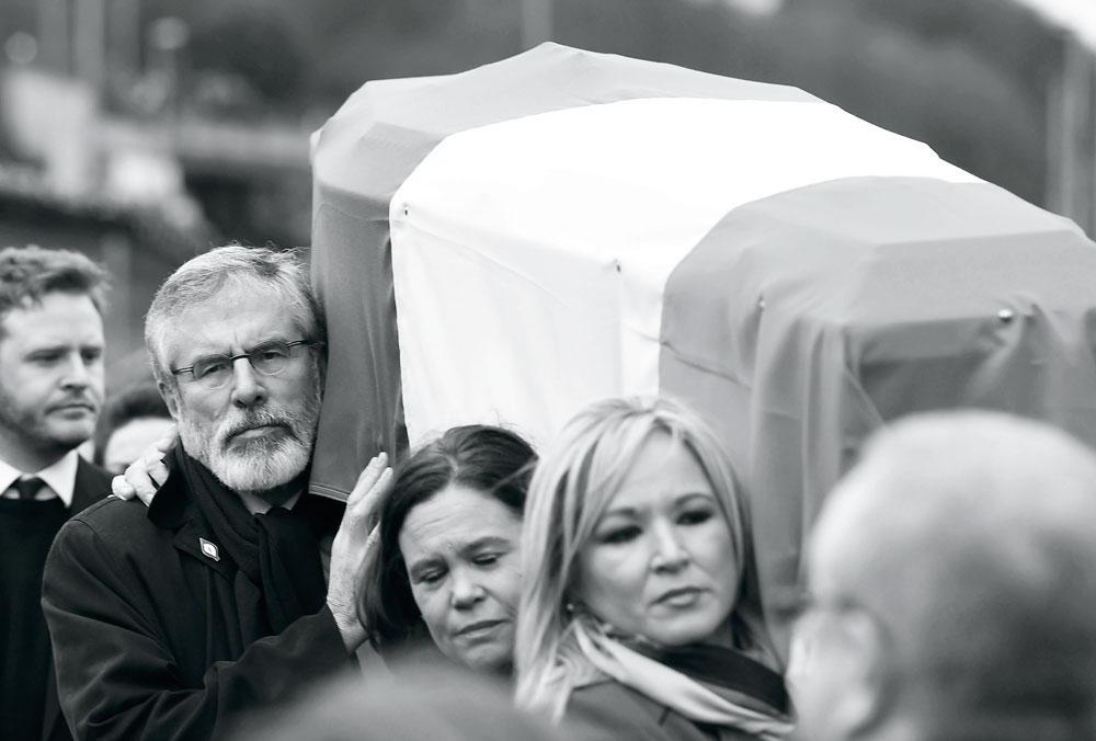 Londonderry, 23 maart 2017. Gerry Adams op de begrafenis van IRA-topman en latere vice-premier van Noord-Ierland Martin McGuinness.