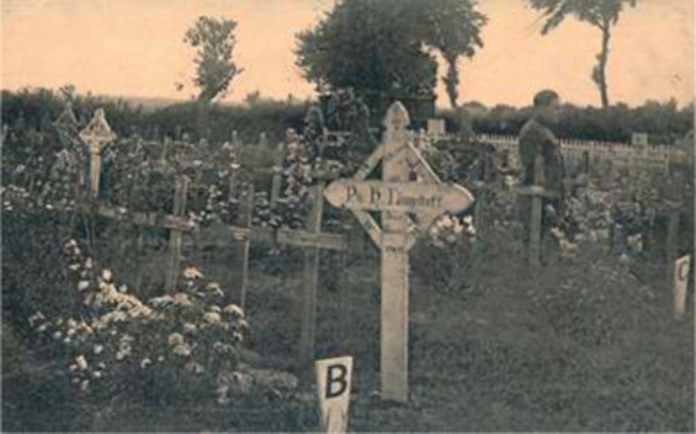 Het Britse Adinkerke Military Cemetery werd aangelegd in 1917. Het bevat 365 graven, waarvan 98 Duitse uit WO I.