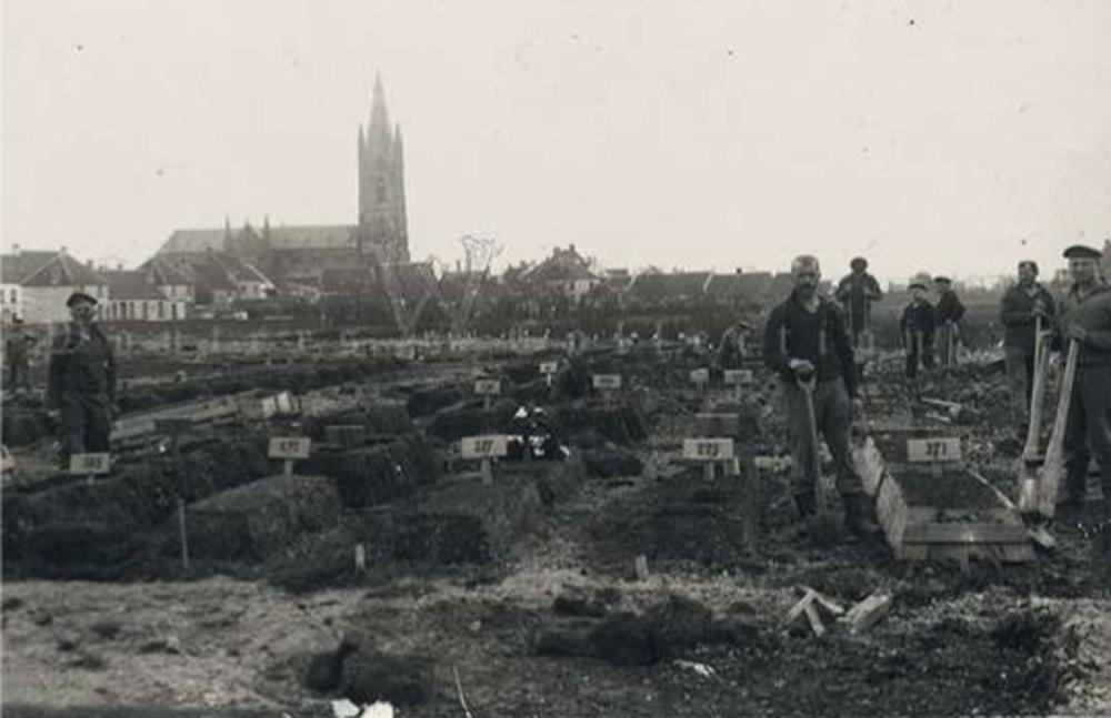 De militaire begraafplaats in aan de Dorpsstraat in Leffinge (Middelkerke) werd begin 1915 aangelegd door het Marinekorps Flandern. Ze bleef heel de oorlog in gebruik. In 1957/58 werden de Duitse gesneuvelden overgebracht naar Vladslo. Op de foto de Marine-Nahkampfgruppe Mariakerke.