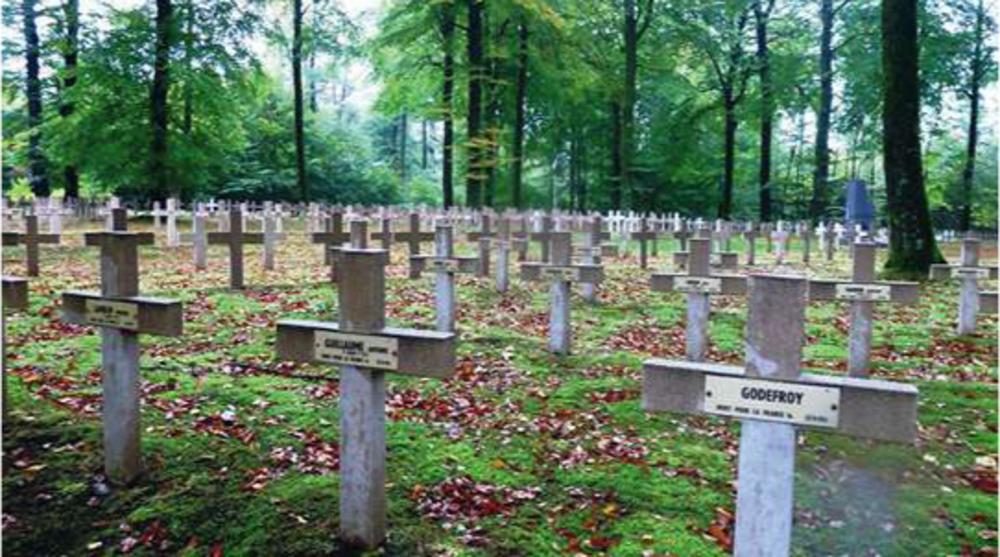 De gemengde begraafplaats Rossignol in Belgisch Luxemburg. (Foto Mark De Geest)
