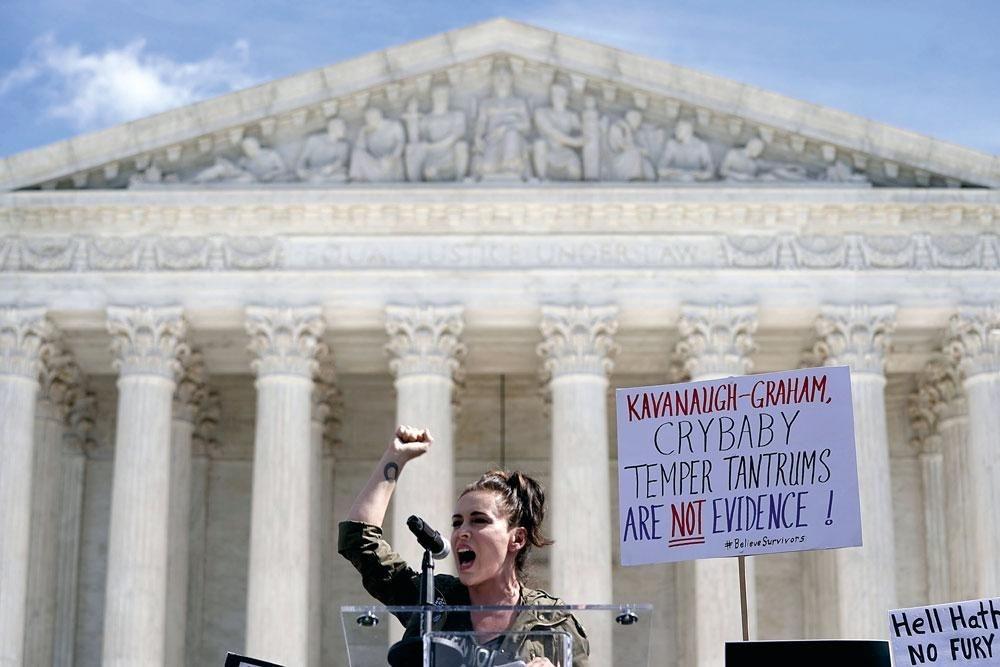 Actrice Alyssa Milano protesteert voor het Hooggerechtshof in Washington tegen de benoeming van de conservatieve rechter Brett Kavanaugh.