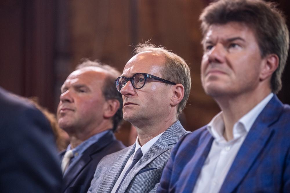 Philippe Muyters (N-VA), Ben Weyts (N-VA) en Sven Gatz (Open VLD) luisteren naar de speech van Kris Van Dijck (N-VA)