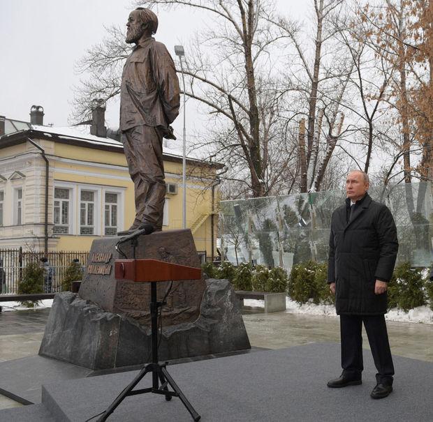 Poetin herdenkt auteur Solzjenitsyn op zijn honderdste verjaardag