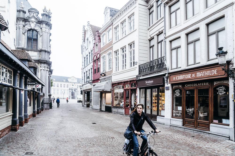BRUGGE - Enkele centrale straten zijn heraangelegd 'met nieuwe stenen, zodat je voortaan ook op hakken kunt gaan winkelen'. - De Breidelstraat