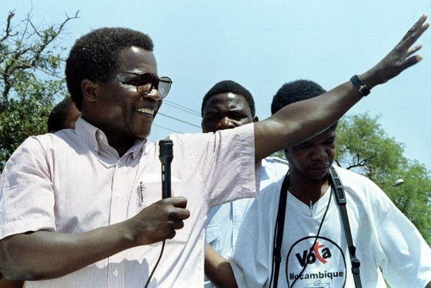  Afonso Dhlakama groet zijn aanhangers tijdens de verkiezingscampagne van 1994 