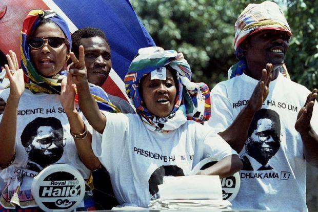 Aanhangers van Afonso Dhlakama tijdens de kiescampagne in Mozambique van 1994 