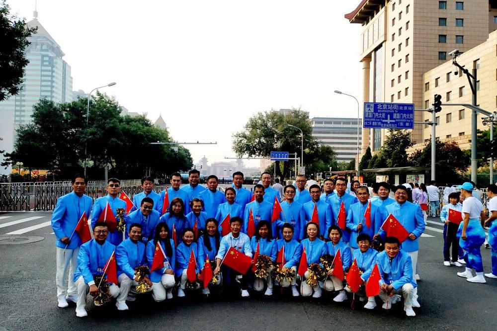 De 36 gekozen overzeese Chinezen die mochten deelnemen aan de parade, Zhun* in het midden.