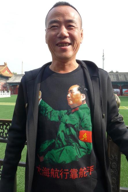 Peking, Verboden Stad: een blije Chinees in het teken van Mao Zedong.