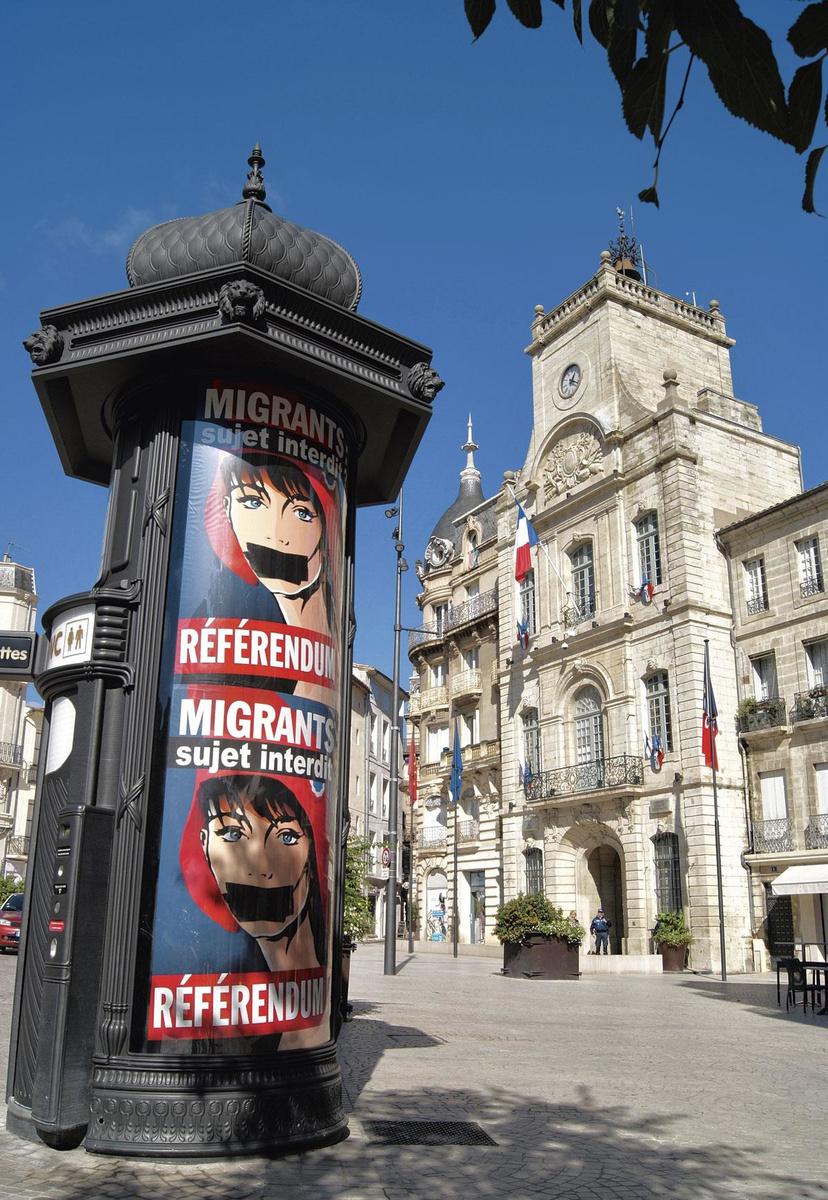 Béziers Affichecampagne van het stadsbestuur om een referendum te houden over 'het verboden onderwerp' migranten.