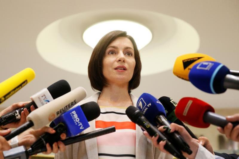 De kersverse premier van Moldavië, Maia Sandu, staat op 10 juni voor het eerst de pers te woord na een kabinetsvergadering.
