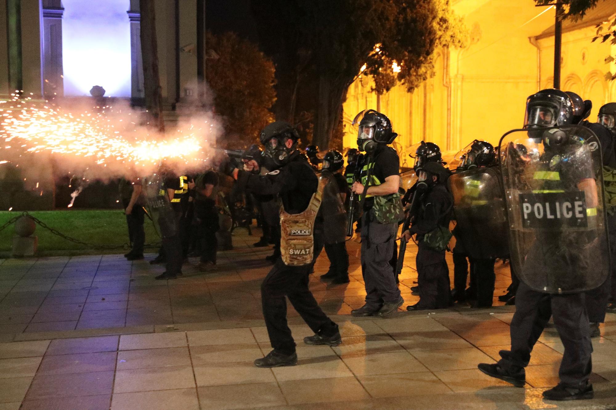 Ordediensten schieten met rubberen kogels bij straatprotesten in Tbilisi.