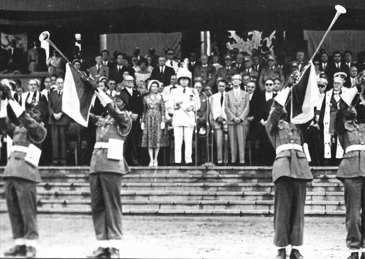 DE VIERING VAN 50 JAAR KOLONISATIE (1958) Op de tribune was niet één Congolees te bespeuren.