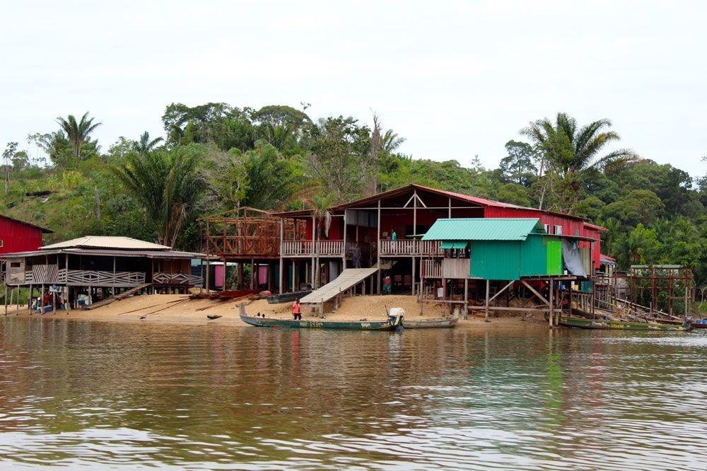 Het strand van Kapasi Tabiki, met links het houten restaurant van Thomas Dikan.