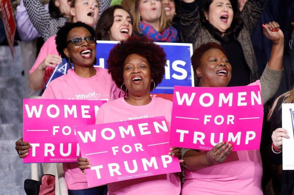 Trump-fans juichen tijdens een verkiezingsbijeenkomst in het Amerikaanse Charlotte, North Carolina, 26 oktober 2018 