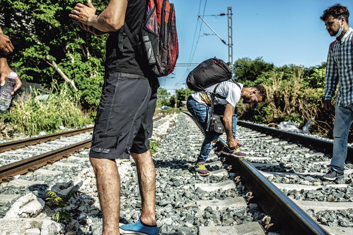 Dakloze migranten nabij Thessaloniki Sommigen springen hier op de trein naar Servië.