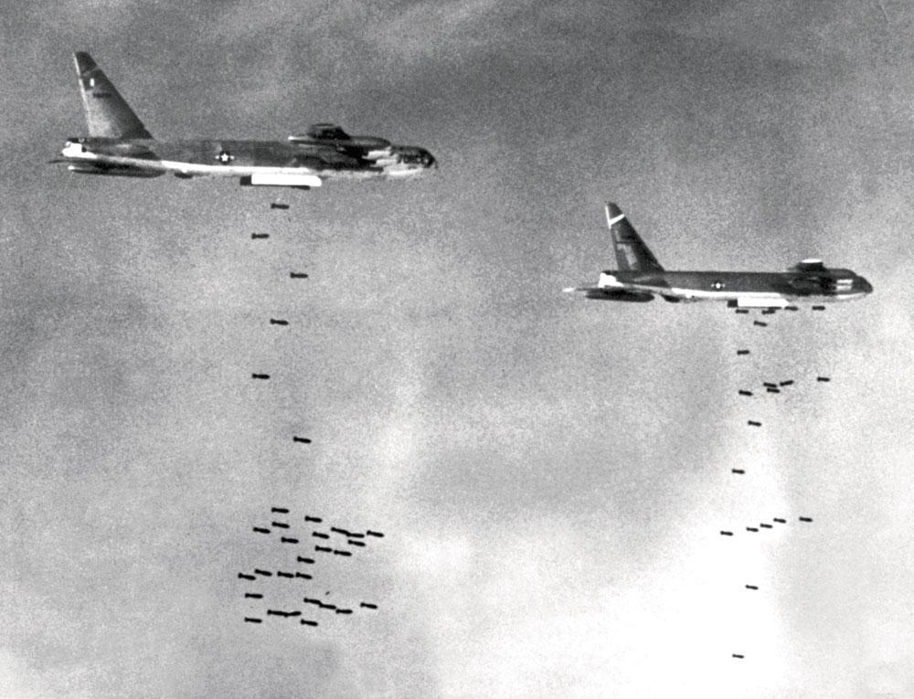B-52's. Nixon en Kissinger dreven de bombardementen op Vietnam én Camdodja meedogenloos op.