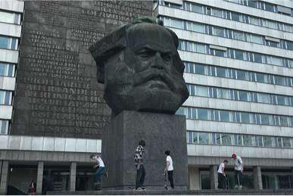 In oktober 1971 werd in Karl-Marx-Stadt (nu weer Chemnitz) het Karl Marx-Monument in aanwezigheid van 250.000 mensen onthuld. Het ontwerp van Lew Kerbel meet 7,1 meter (met sokkel dertien meter) en weegt veertig ton. Op de achtergrond de bekendste leus uit het Communistisch Manifest, 'Proletariërs aller landen, verenigt u!'