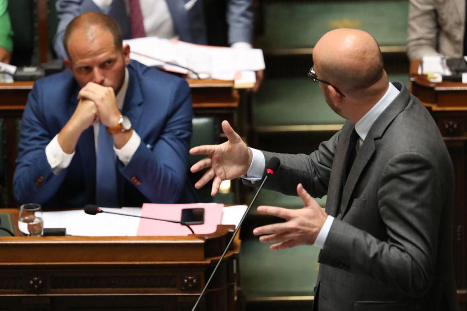 Theo Francken en Charles Michel tijdens de Soedancrisis in het federaal parlement.