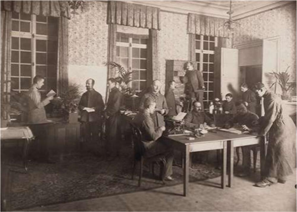 De Photographische Abteilung in Hotel Falligan aan de Kouter, met achteraan de toegang naar de donkere kamer. (Archief Gent)