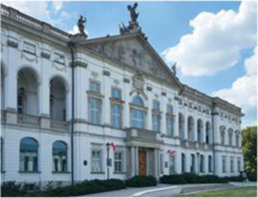 Het Krasinski-paleis met beeldenfiguren op de timpaan. (Foto Lex Veldhoen)