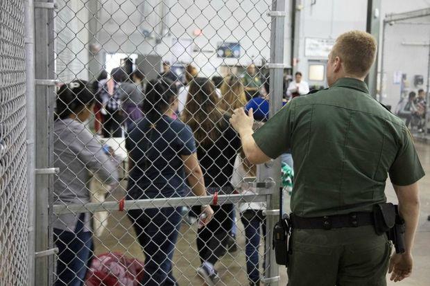 Een kijkje in het Rio Grande Valley Centralized Processing Center, een detentiecentrum voor migranten in de Texaanse grensstad Rio Grande City, 17 juni 2018.
