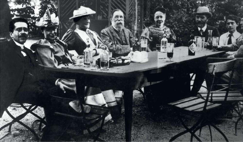 Socialistisch netwerken tijdens de Tweede Internationale in Zürich in 1893. Van links naar rechts: dr. Simon (schoonzoon van Bebel), Frieda Simon-Bebel, Clara Zetkin, Friedrich Engels, Julie Bebel, August Bebel, Ernst Schatter.