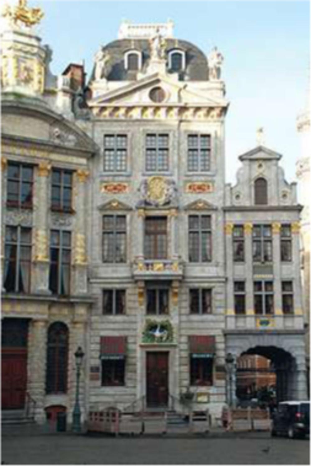Huis De Zwaan op de Grote Markt in Brussel. De plaats om Marx tegen het lijf te lopen, zeker op woensdag en zondag.