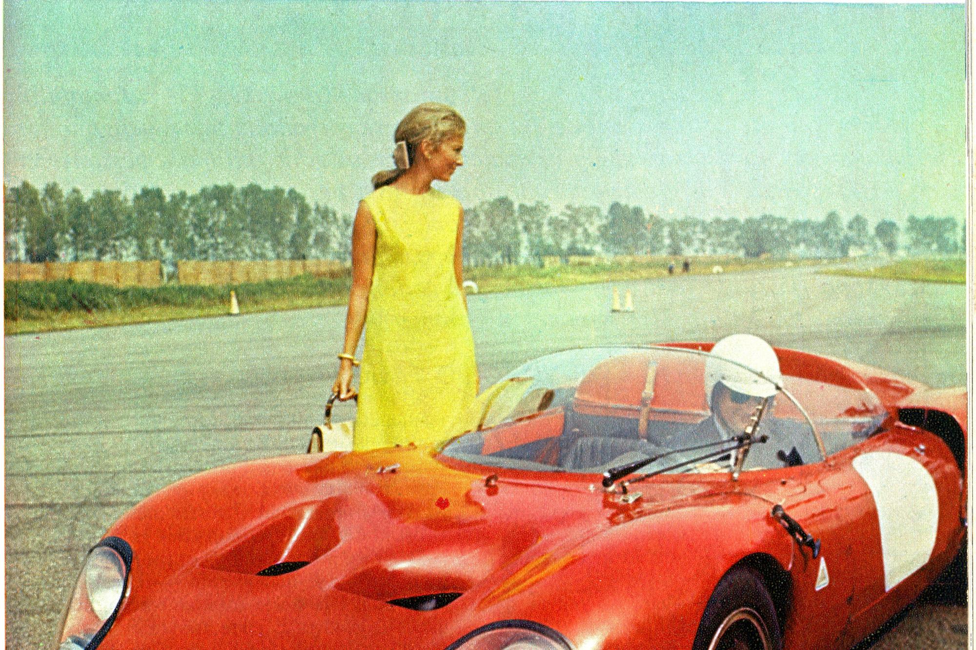 De jonge Paola en Albert tijdens een bezoek in oktober 1967 aan het testcircuit van Alfa Romeo in Balocco