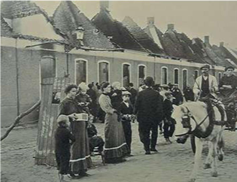 Verwoeste huizen na de gevechten tussen de Belgische en Duitse troepen in Melle-Kwatrecht, dichtbij Gent, op 7 september 1914. De stad zelf bleef na overgave van vernielingen gespaard. (www.bunkergordel.be)