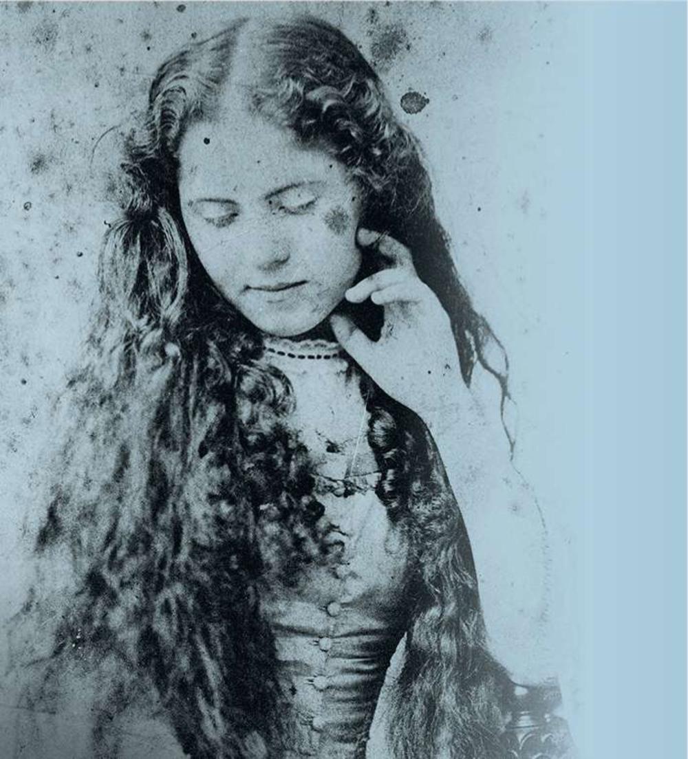 'Ik vraag mij wel eens af hoe ik dat allemaal overleefd heb' JENNY JULIA ELEANOR MARX genoemd Eleanor, in een brief uit 1882 aan haar oudere zuster. Of deze foto haar of Laura toont, is omstreden.