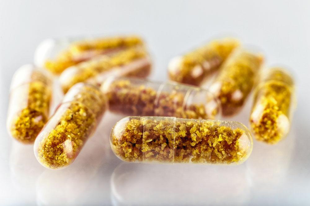 Het leidt tot supplementen met bepaalde bacteriesoorten die vaak zonder veel bewijs op de markt gebracht worden. (Hier afgebeeld pillen bestaande uit fecale materie).