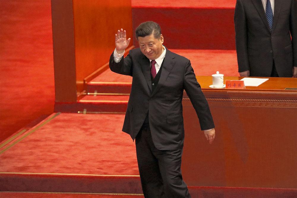 De Chinese leider Xi Jinping speecht in de Grote Volkszaal. 'Economische groei door belastingverlagingen.'