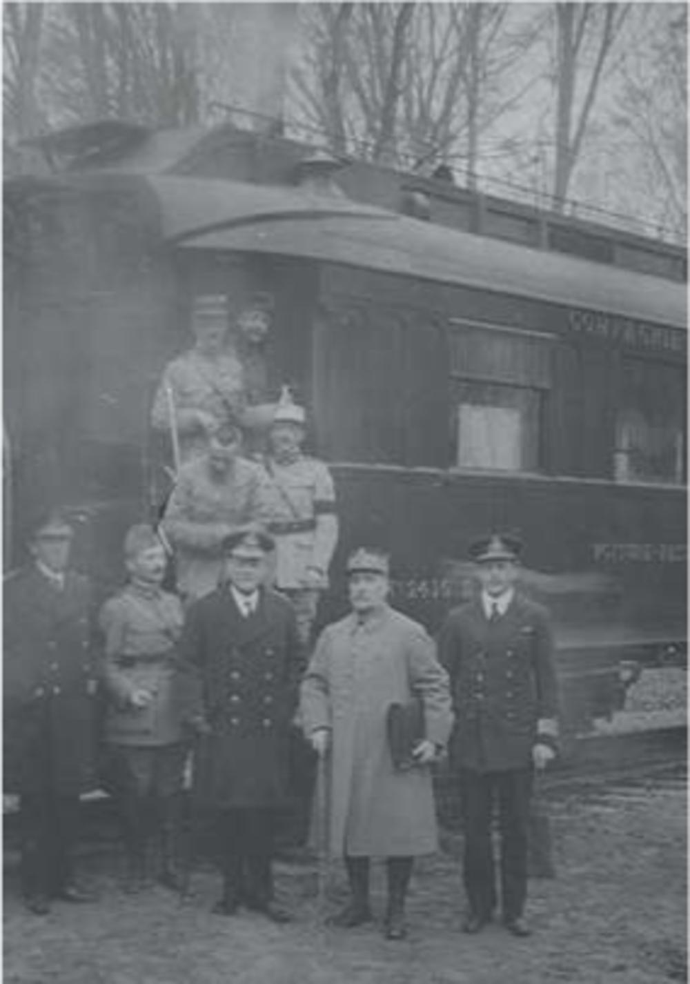 De delegaties voor de treinwagon in Compiègne. Tweede van rechts generaal Foch. Links van hem de Britse admiraal Wemyss, rechts schout-bijnacht Hope, tweede van links Maxime Weygand.