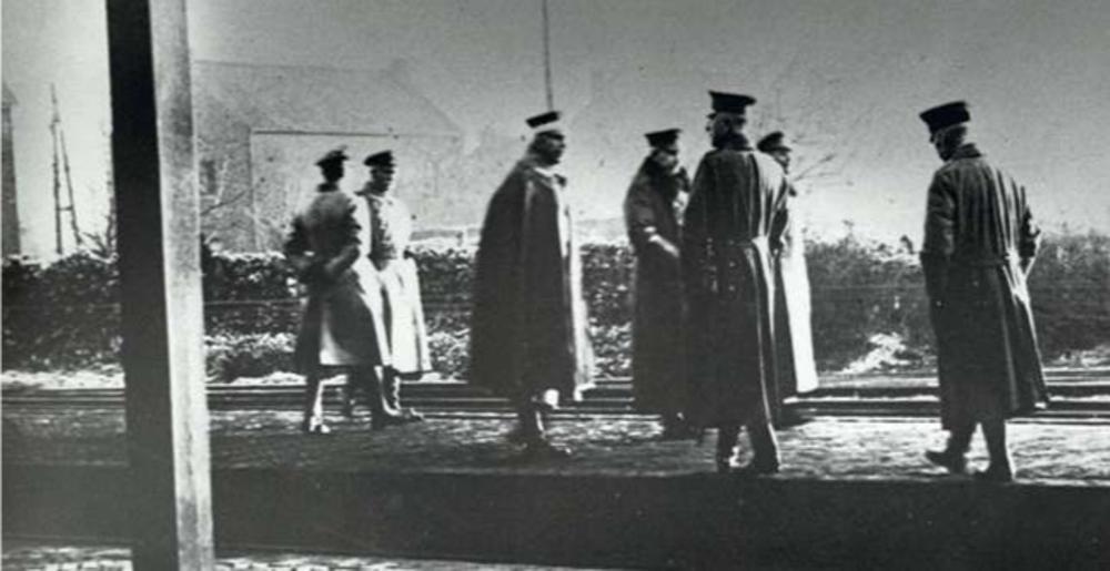 De keizer (vierde van zowel links als rechts) wacht op het perron van Eijsden, 10 november 1918, op zijn trein en vooral op de beslissing van de Nederlandse regering over zijn asielaanvraag.