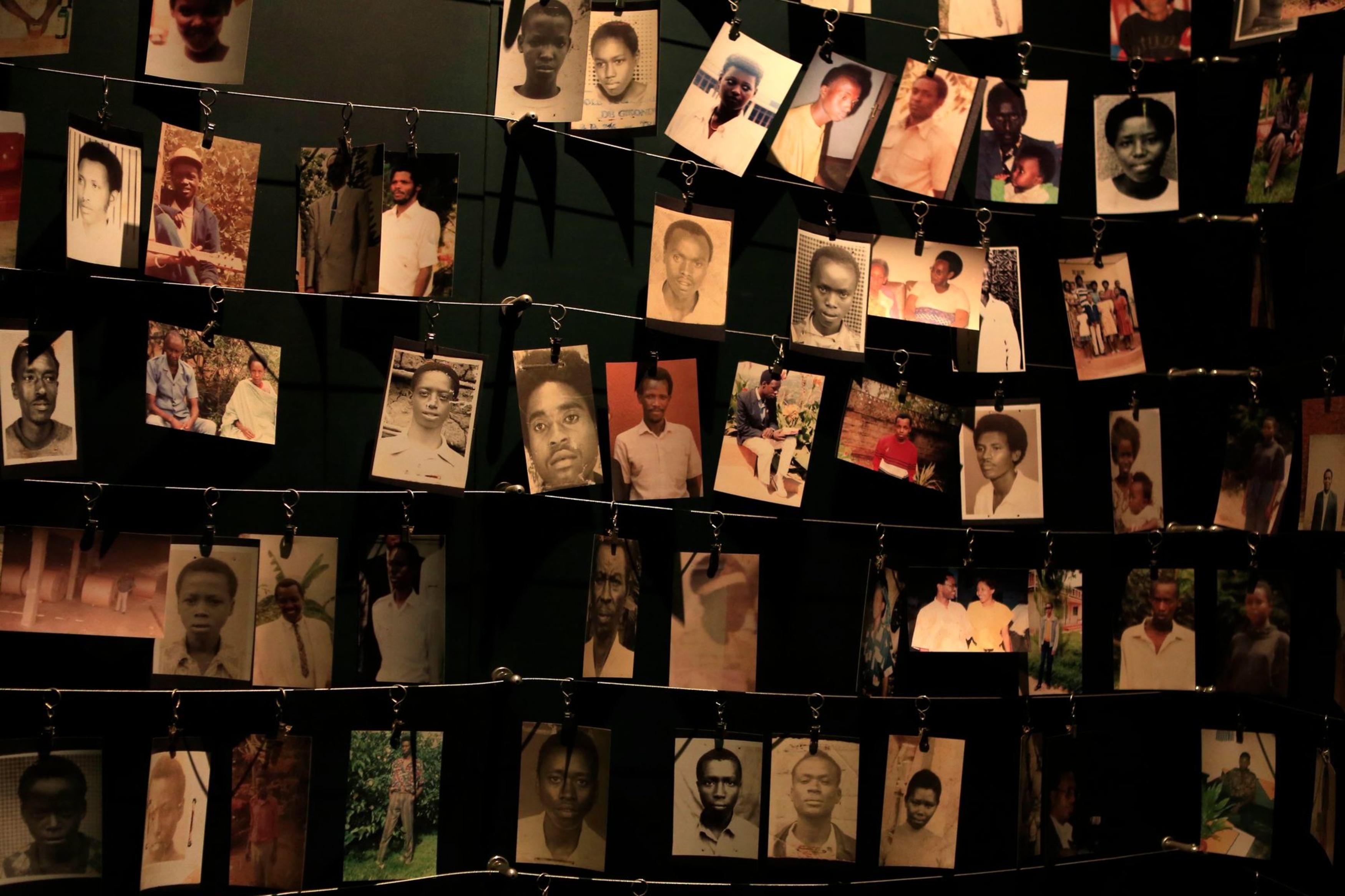 Foto's van slachtoffers van de genocide in het genocidemuseum in de Rwandese hoofdstad Kigali.