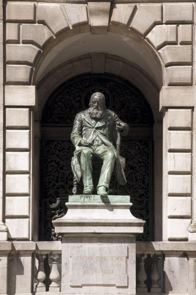 Standbeeld van Hendrik Conscience (1812-1883) in Antwerpen. Zijn klassieke roman De loteling (1850) handelde over de in onze contreien zo gehate dienstplicht onder het Franse bewind.